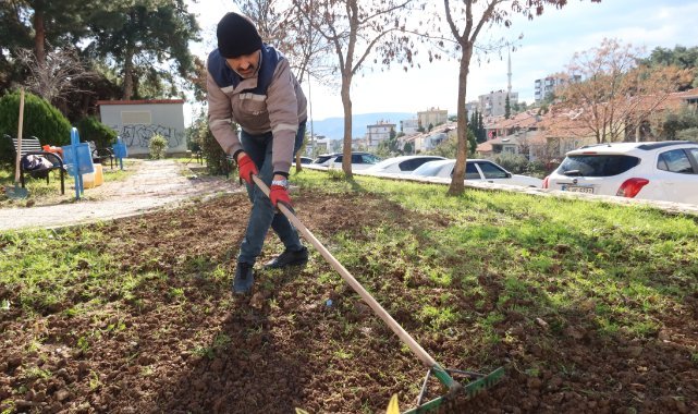 Bornova’da parklara yeni bitkiler dikiliyor