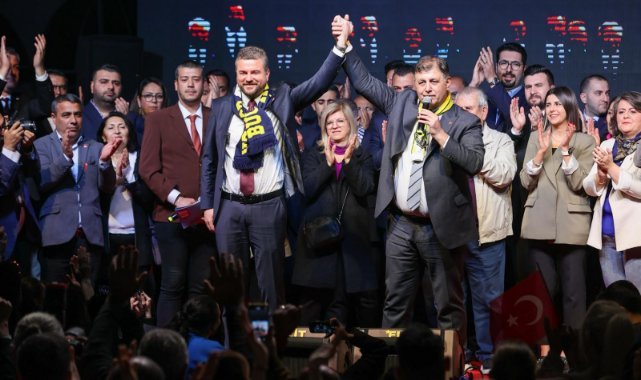 Buca'da miting gibi çifte açılış