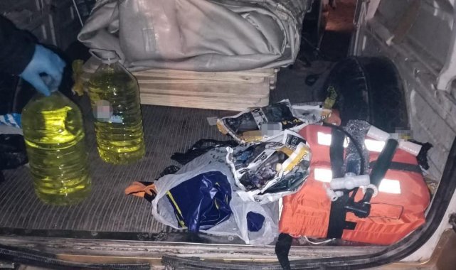 Çeşme'de 19 göçmen yakalandı, 4 insan kaçakçısı şüphelisi tutuklandı