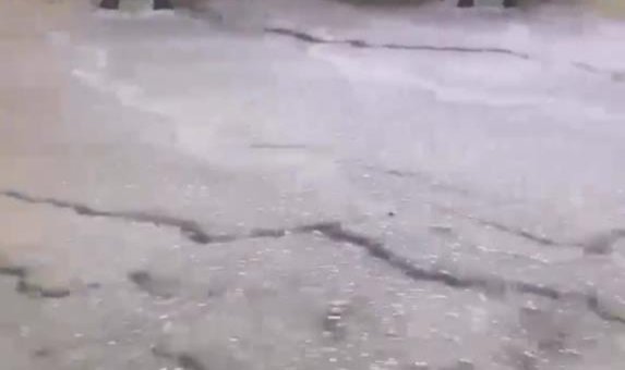 Çeşme’de sağanağın ardından dolu yağışı etkili oldu