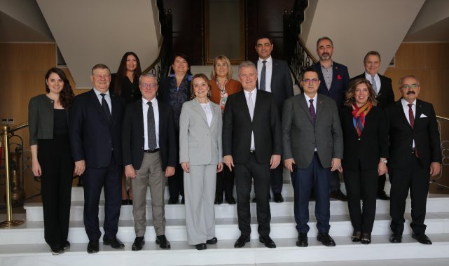 CHP'li Mutlu'dan iş dünyası temasları ve halkla coşkulu buluşma