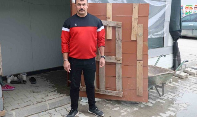 Deprem sonrası yaşanan isim karmaşasıyla kayıtlara ölü olarak geçen afetzede vatandaş, bankayı yaşadığına inandıramıyor