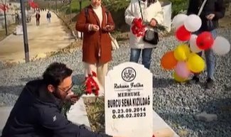 Depremde ölen çocukların mezarlarına oyuncak bıraktılar