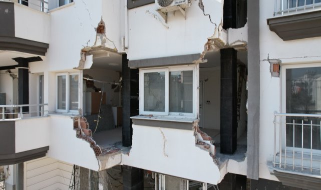 Depremin acısı, binaların üzerindeki korkunç iziyle can yakıyor
