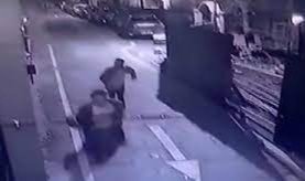 Fatih’te market sahibi kendine döner bıçağı çeken hırsızı copla kovaladı