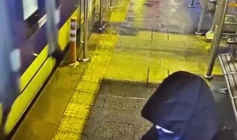 Fatih’te tramvay bekleyen kadının elinden telefonu kaşla göz arasında çaldı