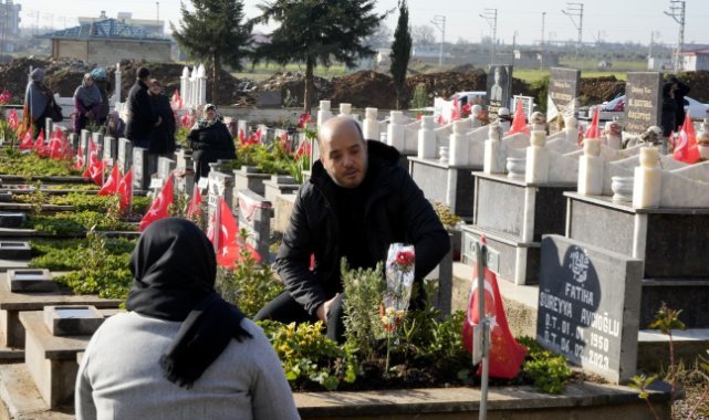 Gaziantep’te deprem mezarlığında duygusal anlar