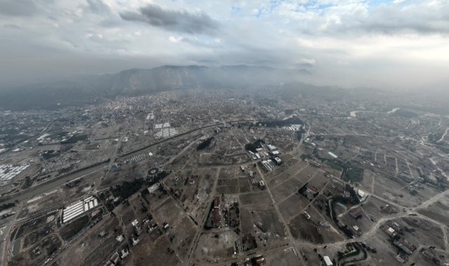 Hatay’da depremin ortaya çıkarttığı hasar 1 yıl sonra görüntülendi