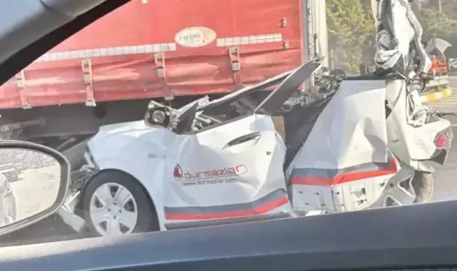 İki tırın arasında kalan araç kağıt gibi ezildi