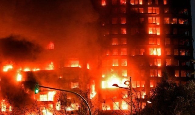 İspanya’da 14 katlı binada yangın