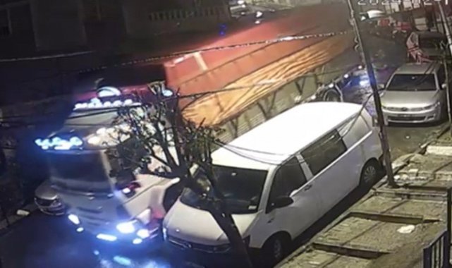 İstanbul’da kamyon 10 araca çarpıp direği devrildi
