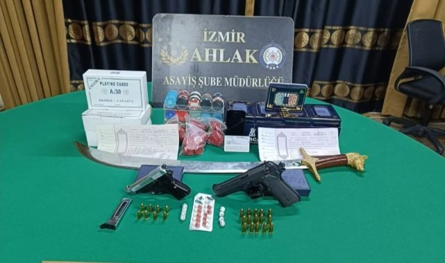 İzmir'de 15 kişi kumar oynarken suçüstü yakalandı