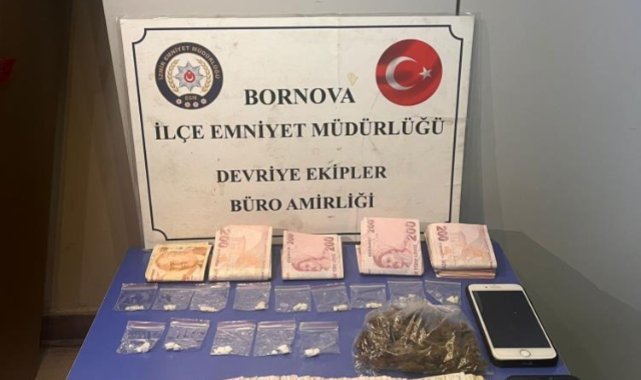 İzmir’de bir aracın teyp bölümünden kokain ve binlerce lira çıktı