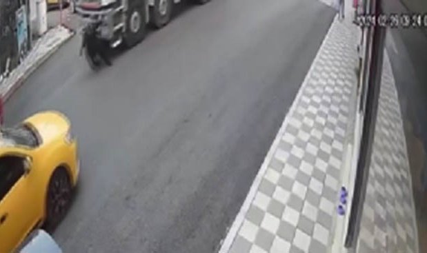 İzmir'de feci ölüm kamerada: Kamyonun altında ezilen kadın hayatını kaybetti