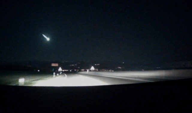 İzmir'de gökyüzünde heyecan uyandıran görüntü: Meteor düştü iddiası