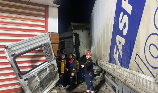 İzmir’de karşı şeride geçen tır, servis minibüsüyle çarpıştı