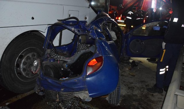 İzmir’de yolcu otobüsü ile otomobil çarpıştı: 2’si ağır 4 yaralı