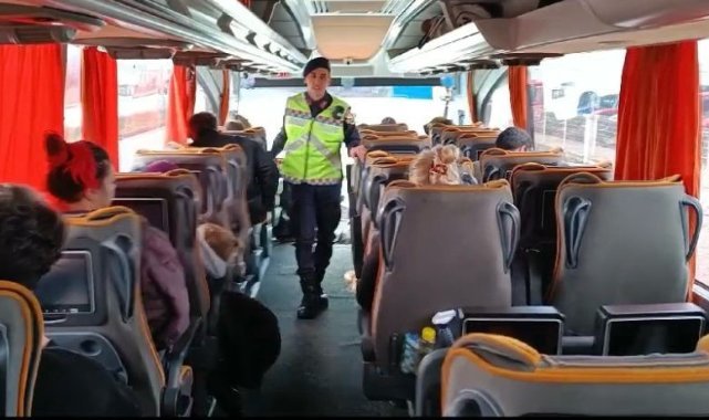 İzmir jandarmasından yolculara emniyet kemeri bilgilendirmesi