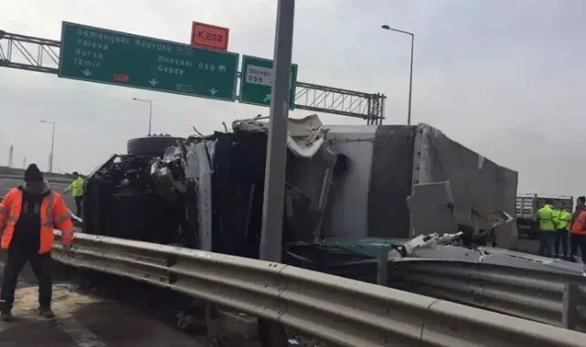 Karşı şeride geçip devrilen TIR'ın şoförü öldü