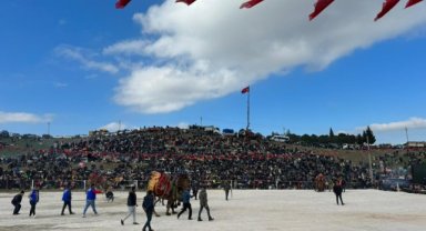 Kınık’ta bu sene 34’üncüsü düzenlenen Geleneksel Deve Güreşleri büyük ilgi gördü