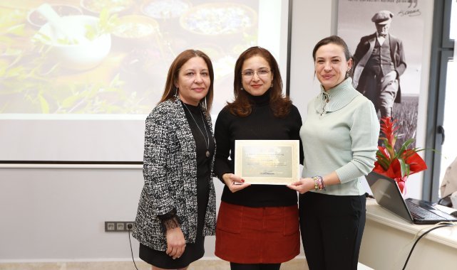 Kursiyerler Sertifikalarını Filiz Başkan'ın elinden aldı