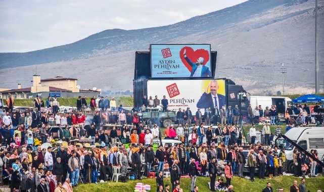 Menemen'de Folklorik deve gösterisi binleri buluşturdu