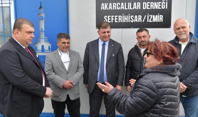 Mezattan fener balığı aldı, sahilde yürüdü
