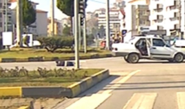Otomobilin açılan kapısından yola düştü
