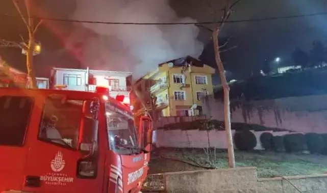 Sarıyer'de, 3 katlı binanın çatısında çıkan yangın yandaki çatıya sıçradı