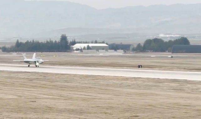 Savunma Sanayii Başkanı Görgün, Kaan’ın ilk uçuşu sonrası test pilotları ve proje ekibi ile bir araya geldi