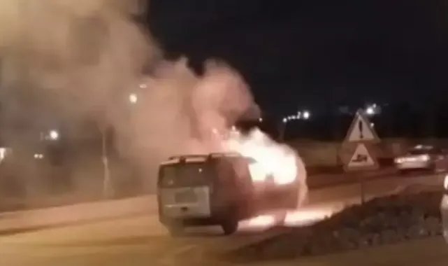 Seyir halindeyken motoru tutuşan hafif ticari araç alev topuna döndü