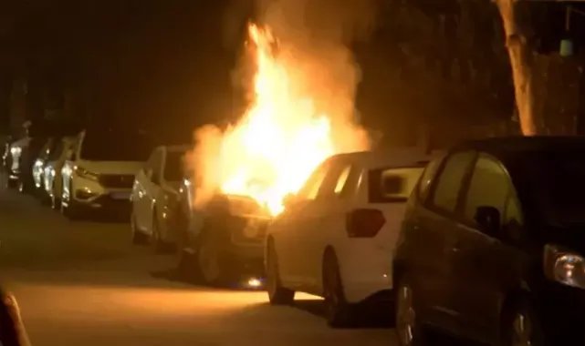 Üsküdar'da, park halindeki cipte başlayan yangın önündeki otomobile sıçradı