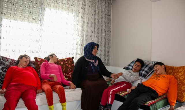 7 çocuktan 4’ü ALS hastası olan annenin kahramanlığı göz yaşartıyor