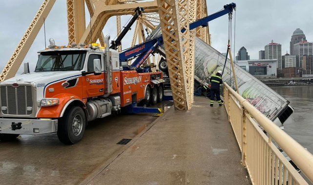ABD'de köprü bariyerlerine çarpan kamyon havada asılı kaldı