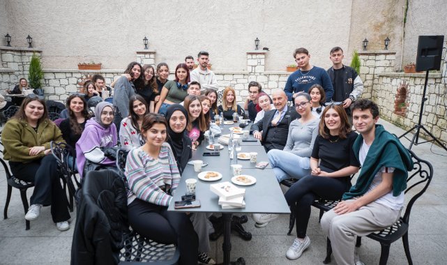 Başkan Soyer, Buca’da 24 saat yaşayan kütüphanede gençlerle buluştu
