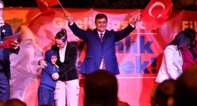 Başkan Tugay'dan 0-4 yaş arasında çocuğu olan kadınlara “Anne Kart” sözü