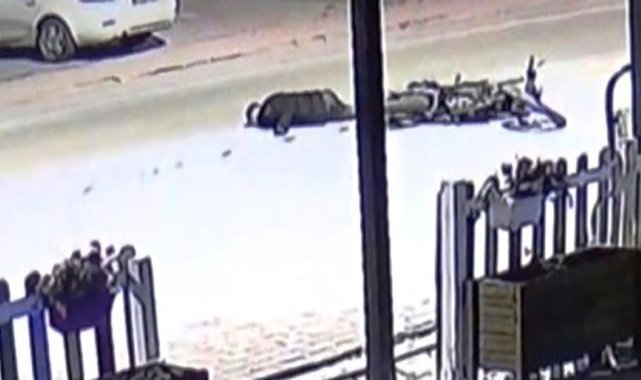 Beylikdüzü’nde esnaf, dükkanın camlarını silerken silahlı saldırıya uğradı