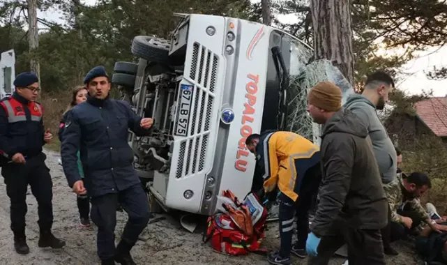 Bolu'da tatilcilerin taşındığı minibüs devrildi: 14 yaralı