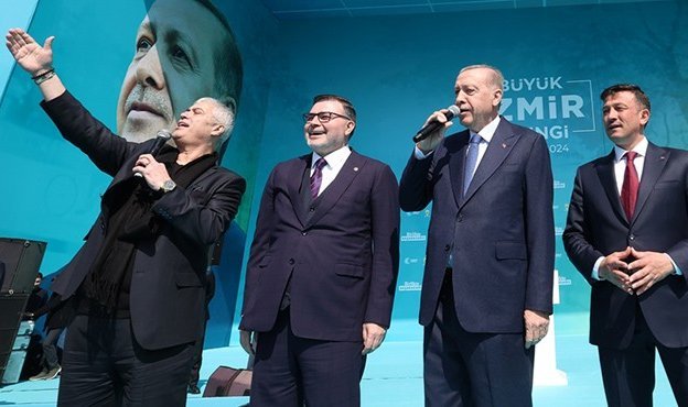 Cengiz Kurtoğlu mitingde sahnede