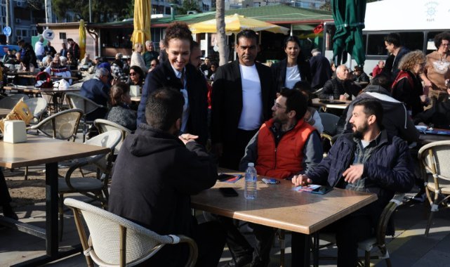 CHP Karşıyaka Adayı Ünsal sahilde halkla buluştu