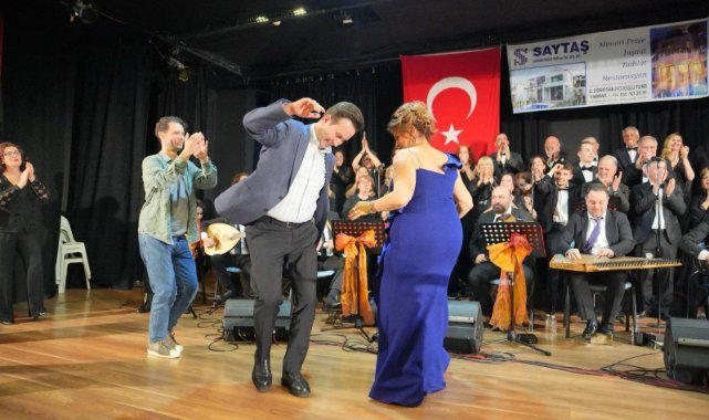 Çiftçioğlu sahnede oynadı, koroyla şarkı söyledi