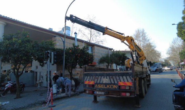Efes Selçuk'ta Çarşı Güzelleşirken, Sokaklar Aydınlanıyor