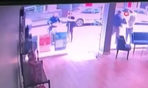 Elini gaz pedalında unuttu, dükkana daldı