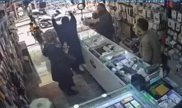 Fatih'te telefon kılıfı kavgasında kadına darp