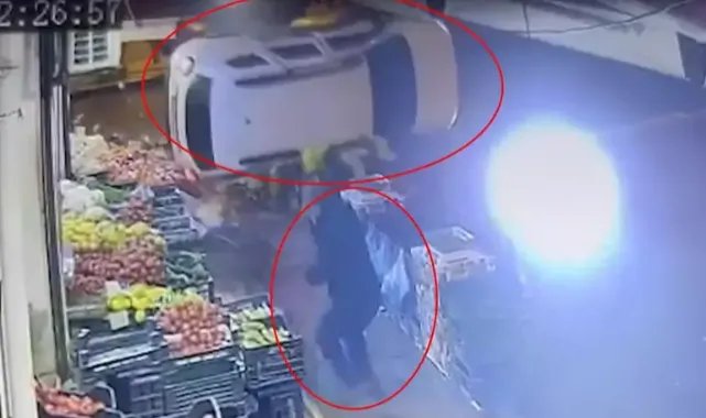Hafif ticari aracın çarptığı otomobil manav tezgahına girdi: 1 yaralı