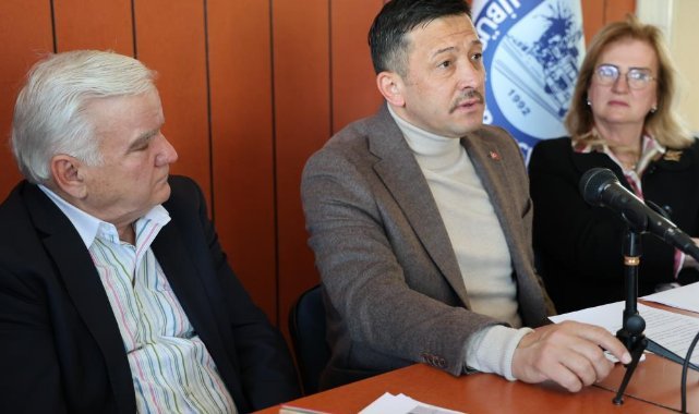 Hamza Dağ, İzmirli minibüsçülere seslendi: “Gelin İzmir'in direksiyonunu bize emanet edin”