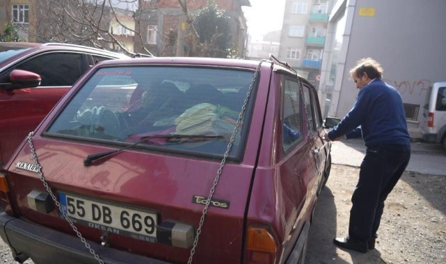 Hırsızlardan bıkan esnaf, otomobilini zincire vurdu