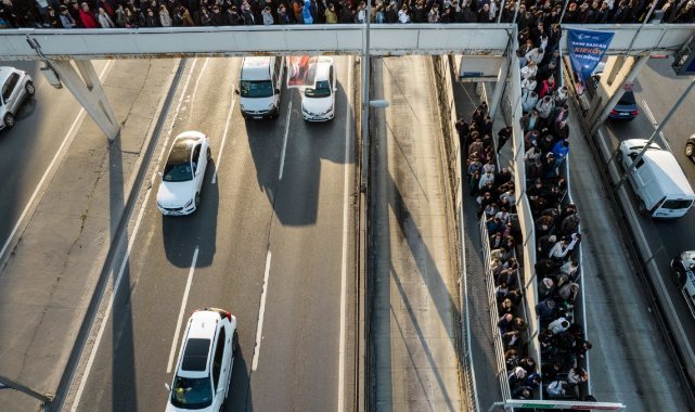 İstanbul’da metrobüs kuyruğundaki zorlu yolculuklar devam ediyor