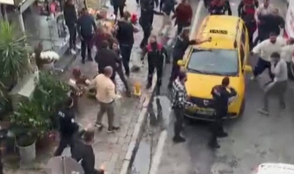 İzmir'de trafikteki laf dalaşında 2 kişiyi silahla yaralayan zanlı tutuklandı