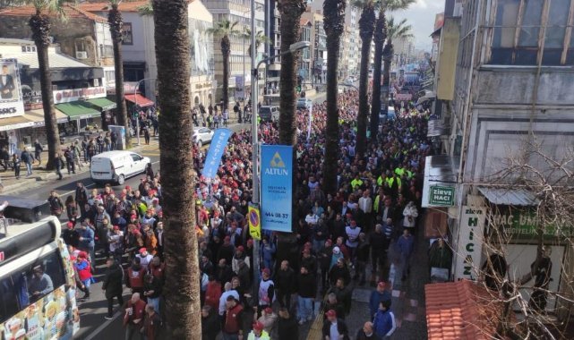 İzmir'de zam teklifini kabul etmeyen yüzlerce belediye işçisi sokağa indi